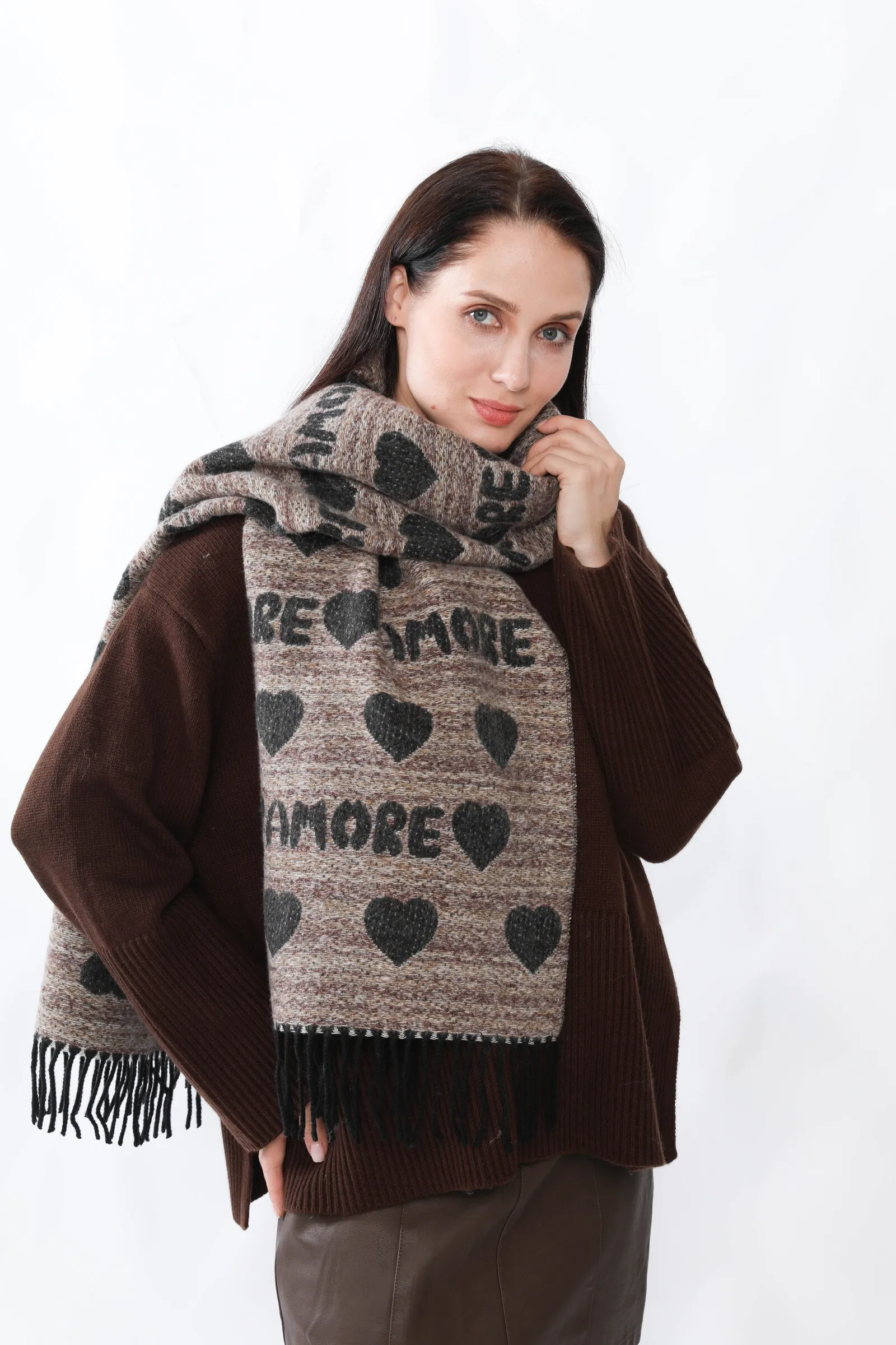 Herzbedruckter Schal mit Amore-Buchstaben