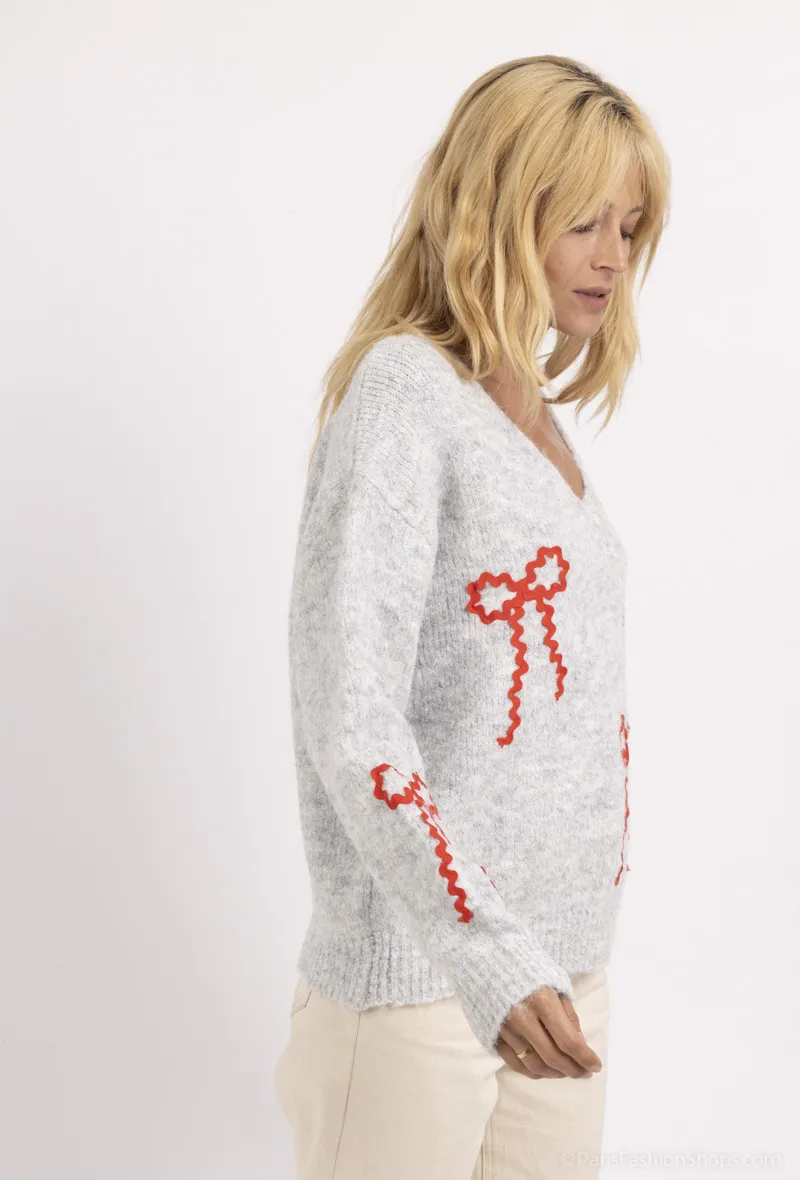 Pullover mit V-Ausschnitt aus Wolle mit Mohair-Touch und Schleifenbesatz