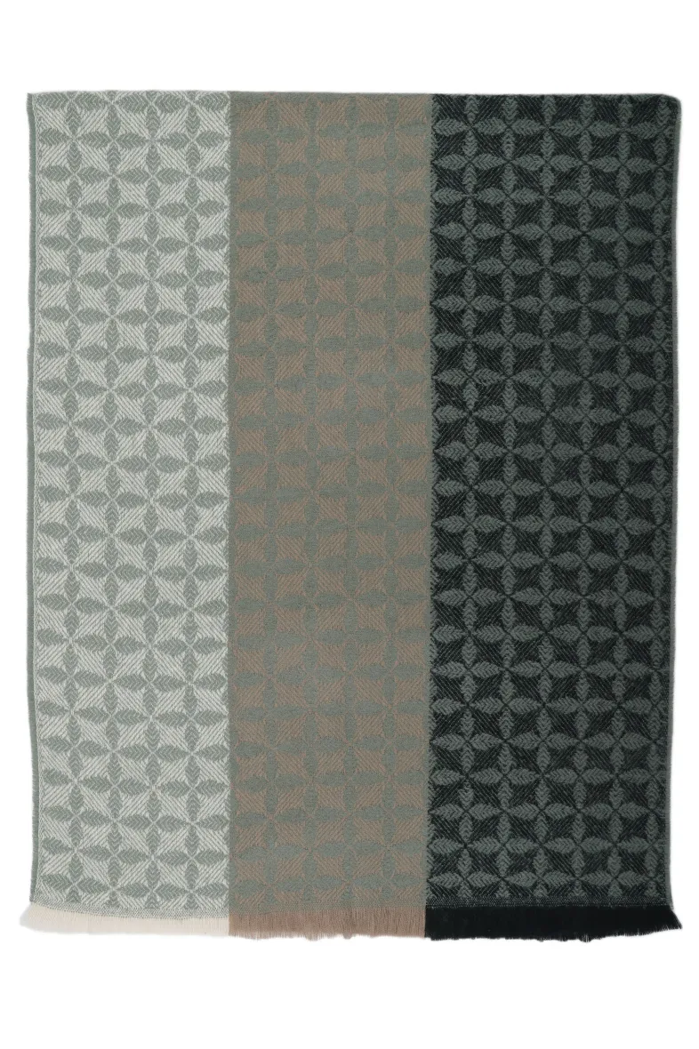 Schal mit Monogrammmuster und Farbverlauf und kurzen Fransen