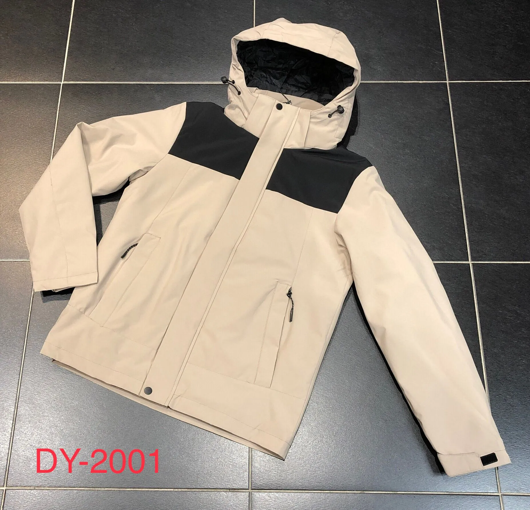 Schlichte zweifarbige Jacke